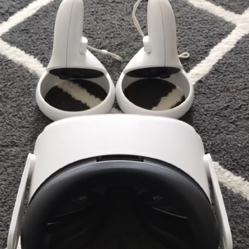Oculus White Standalone VR Headset with Ergonomic Design